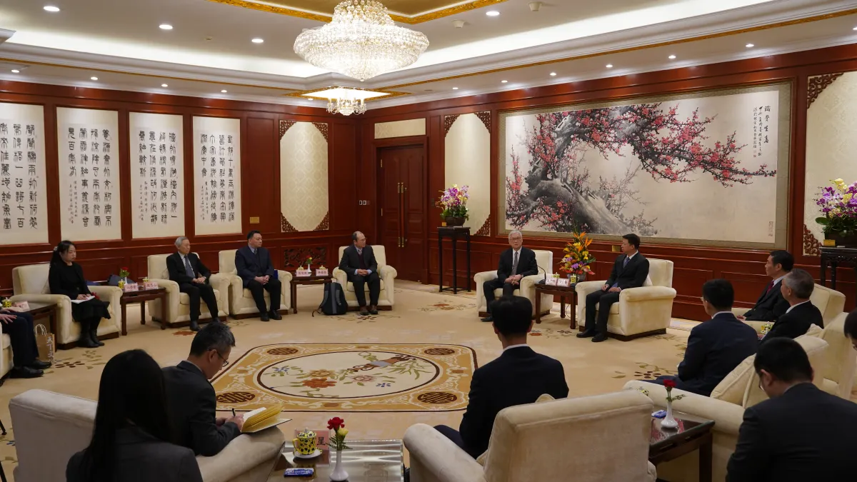 國民黨副主席夏立言(左)一行會見國台辦主任宋濤(右)。(國民黨文傳會提供)