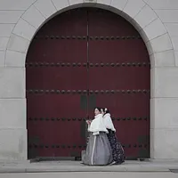 韓国の伝統衣装・韓服を着た観光客が、ソウルの観光名所・光化門前を歩く。(AP通信) 韓国の伝統衣装・韓服を着た観光客が、ソウルの観光名所・光化門前を歩く。(AP通信)