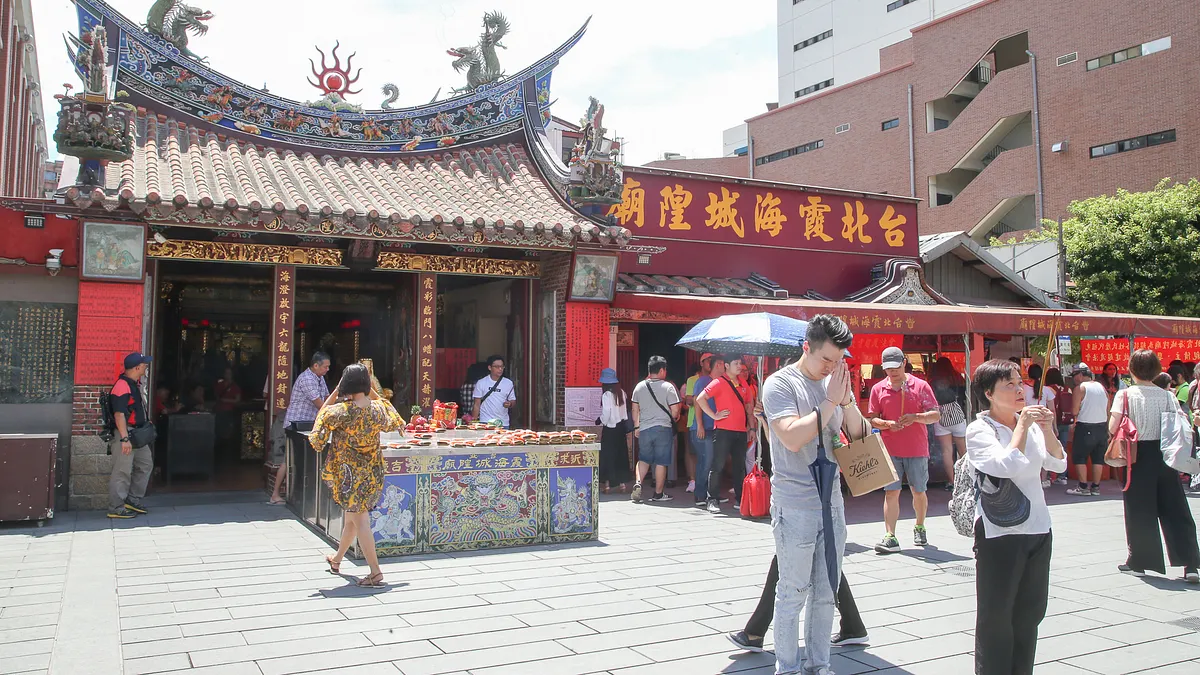 來到大稻埕除了逛逛迪化街、老宅雜貨和咖啡廳,相信很多人都是衝著全台最靈驗之一的大稻埕月老廟:霞海城隍廟月老而來。(資料照,陳明仁攝) 來到大稻埕除了逛逛迪化街、老宅雜貨和咖啡廳,相信很多人都是衝著全台最靈驗之一的大稻埕月老廟:霞海城隍廟月老而來。(資料照,陳明仁攝)