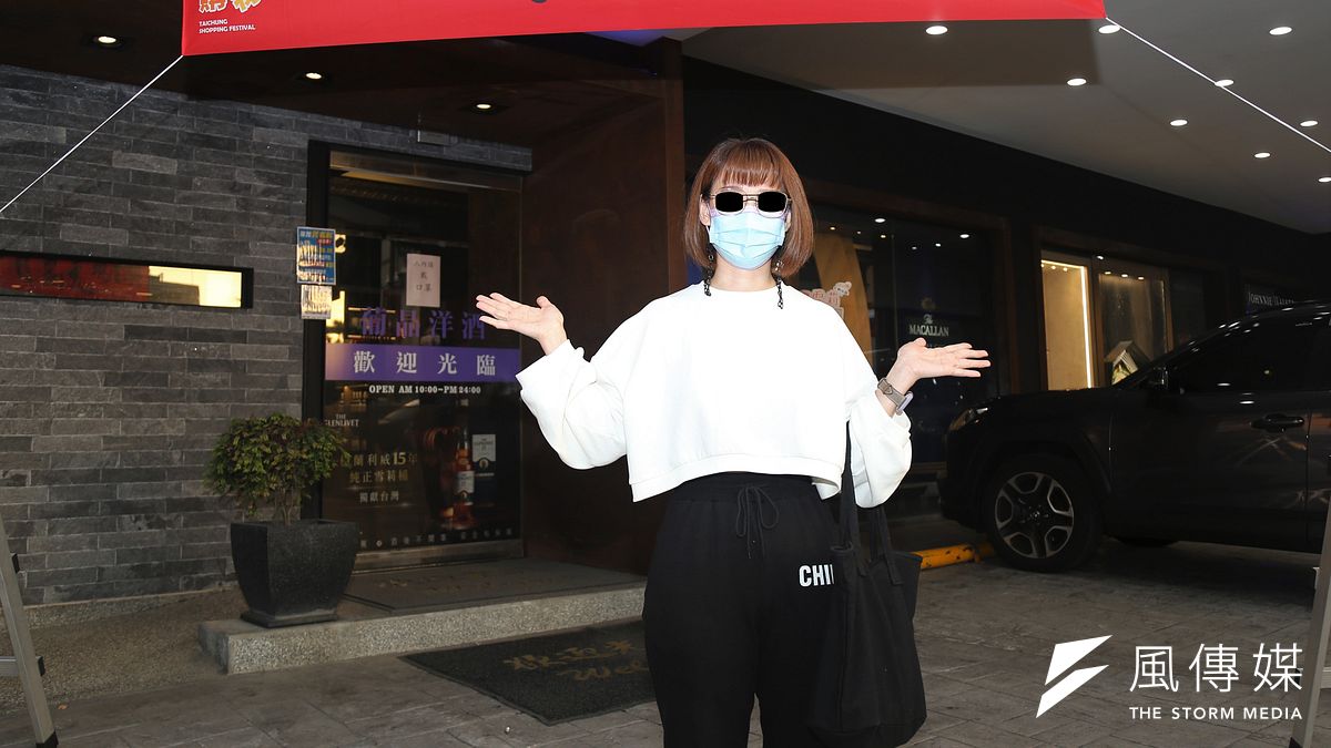 王小姐在葡吉洋行市政店購入洋酒抽中百萬現金,店家29日更特別貼出紅榜慶賀。(圖/台中市政府) 王小姐在葡吉洋行市政店購入洋酒抽中百萬現金,店家29日更特別貼出紅榜慶賀。(圖/台中市政府)