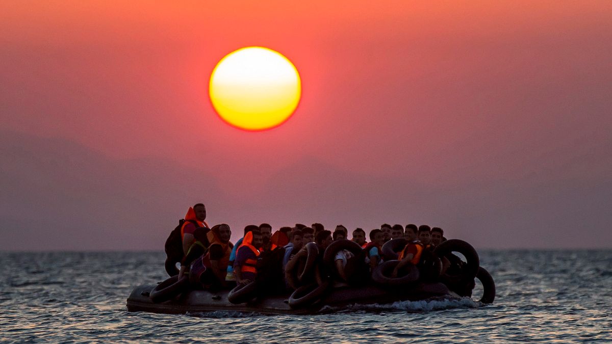 難民迫於無奈,只能用涉險偷渡地中海。圖為超載的難民船。(美聯社) 難民迫於無奈,只能用涉險偷渡地中海。圖為超載的難民船。(美聯社)