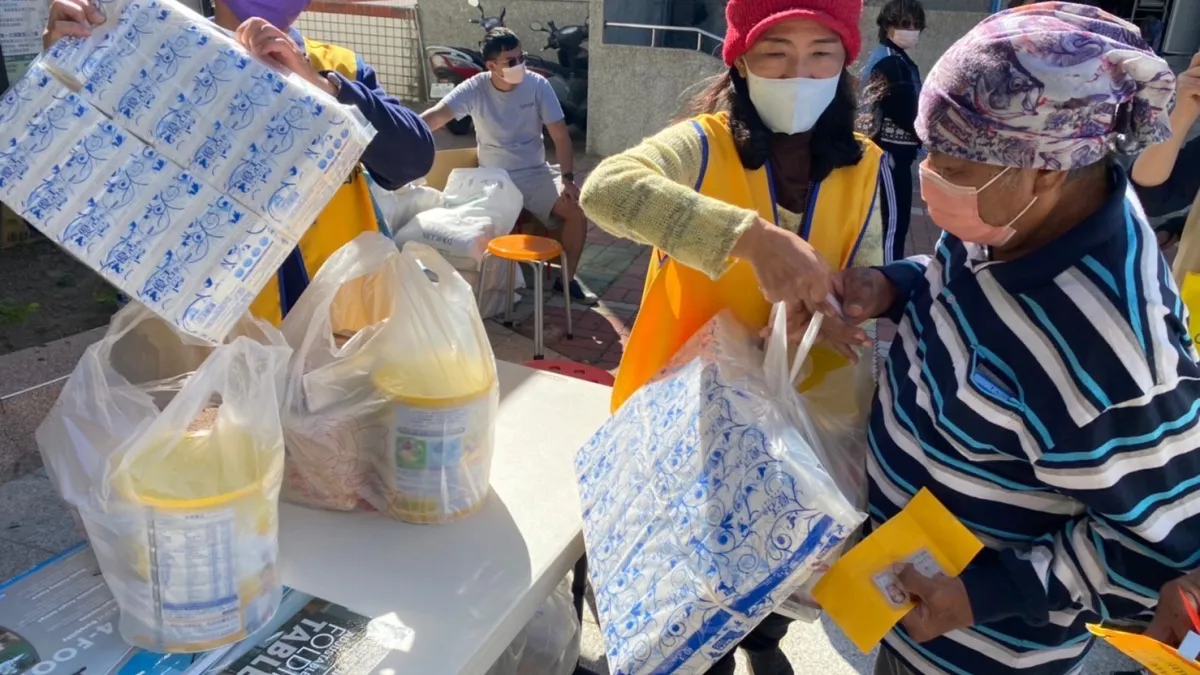 屏東縣政府「春節送暖.歲末關懷」活動開跑,4天已完成18個鄉鎮送暖活動。(圖/屏東縣政府提供)
