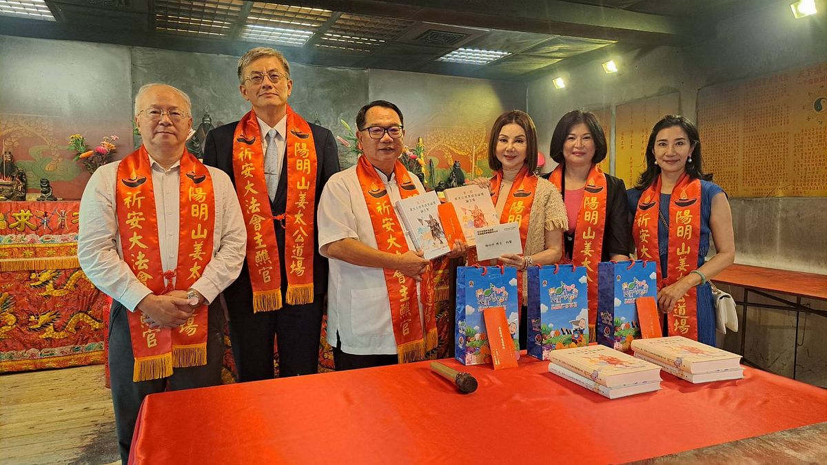 企業家謝玲玲博士(右二)在文大副校長王志誠(右三)陪同下,赴陽明山姜太公道場參拜。(圖/姜太公道場提供) 企業家謝玲玲博士(右二)在文大副校長王志誠(右三)陪同下,赴陽明山姜太公道場參拜。(圖/姜太公道場提供)