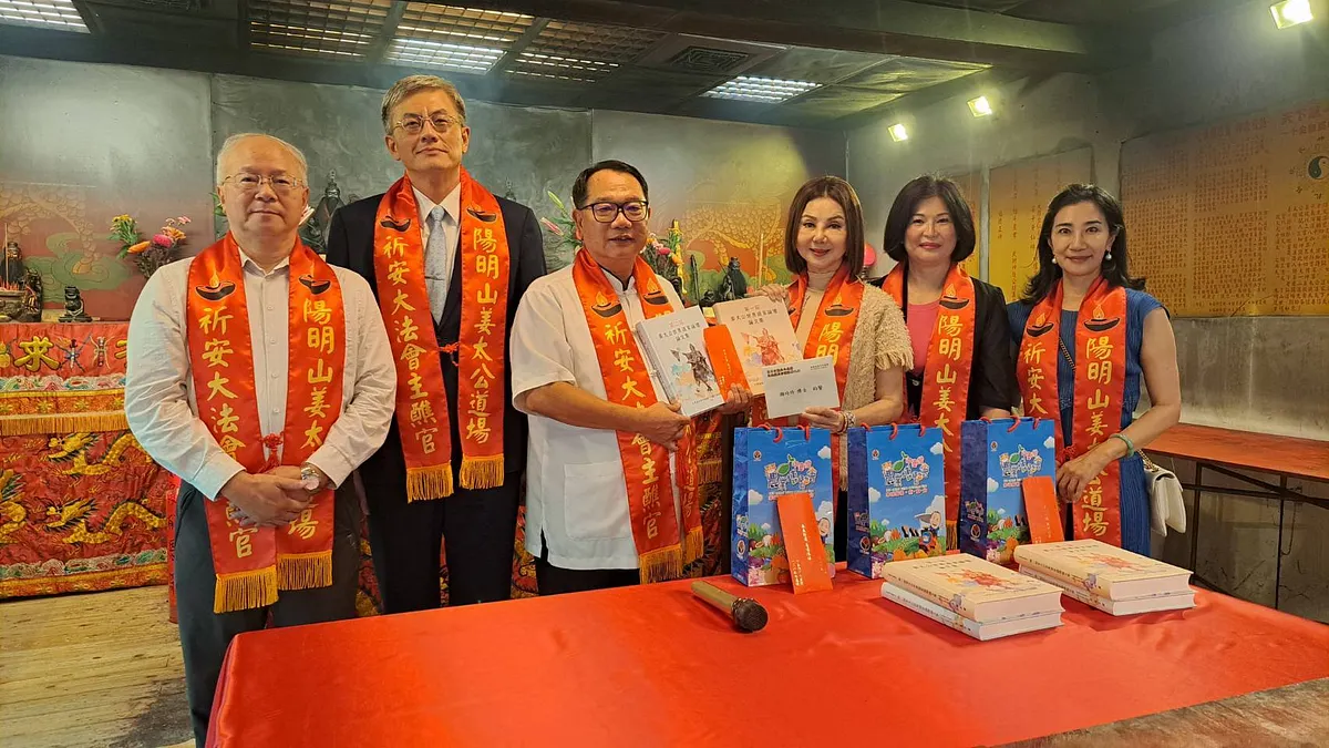 文化大學副校長王志誠(左2)將出任中國信託產險董事長。圖為今年8月29日他陪同企業家友人赴陽明山姜太公道場參拜。(資料照,姜太公道場提供) 文化大學副校長王志誠(左2)將出任中國信託產險董事長。圖為今年8月29日他陪同企業家友人赴陽明山姜太公道場參拜。(資料照,姜太公道場提供)