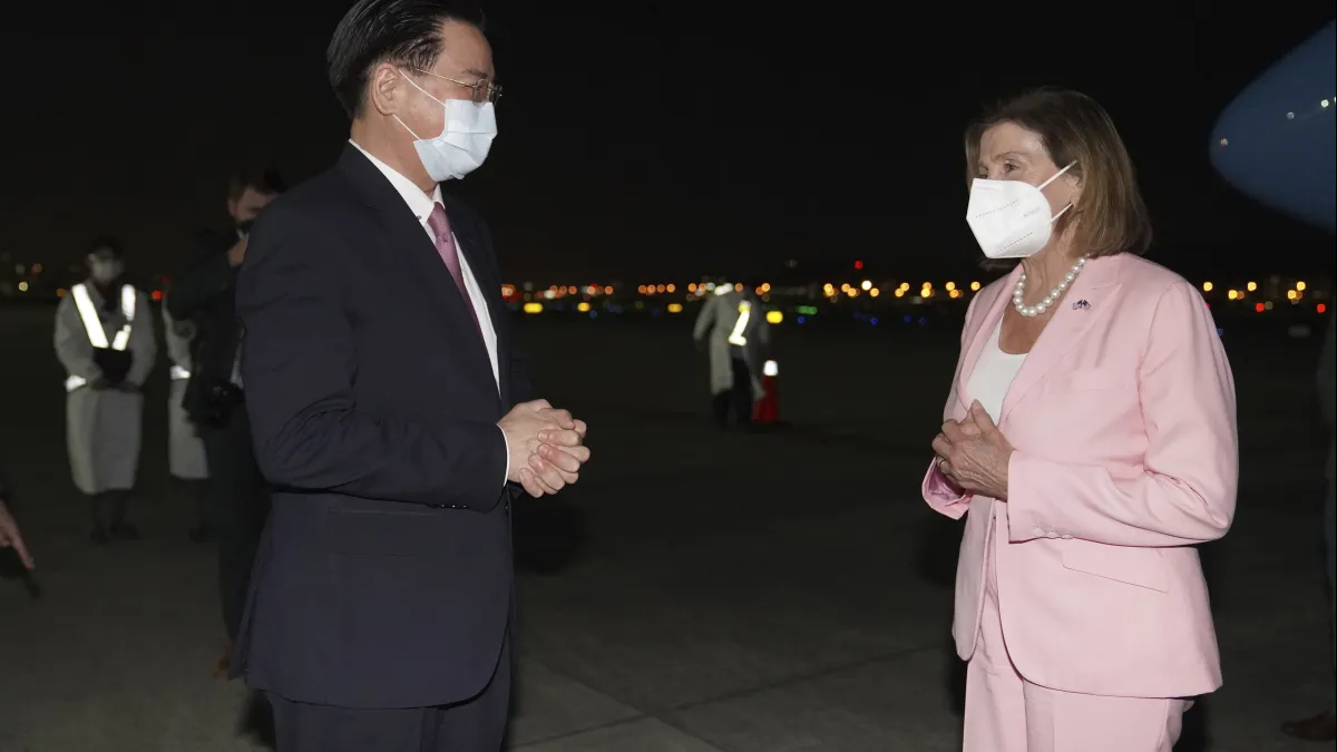 2022年8月2日,美國聯邦眾議院議長裴洛西率議員團訪問台灣,我外長吳釗燮在機場迎接(AP)