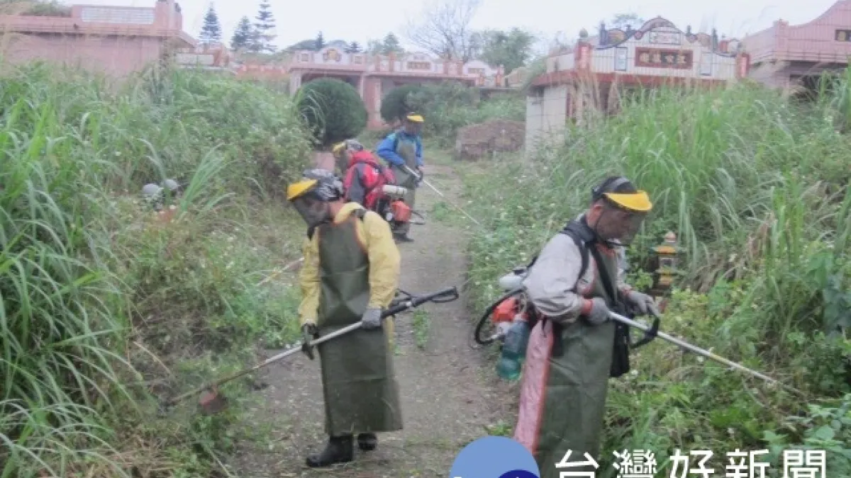 金山設立掃墓服務站 貼心提供手套瓶裝水