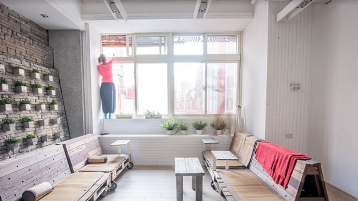 玻璃窗外加裝竹簾遮光節省電費。(圖/綠色和平提供) 玻璃窗外加裝竹簾遮光節省電費。(圖/綠色和平提供)