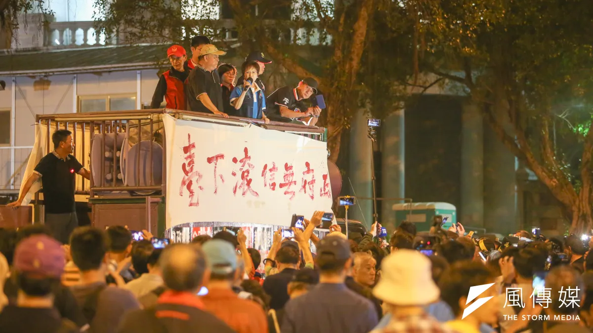 監督年金改革行動聯盟《夜宿圍城》動員令行動,準備夜宿長期抗戰。(陳明仁攝)