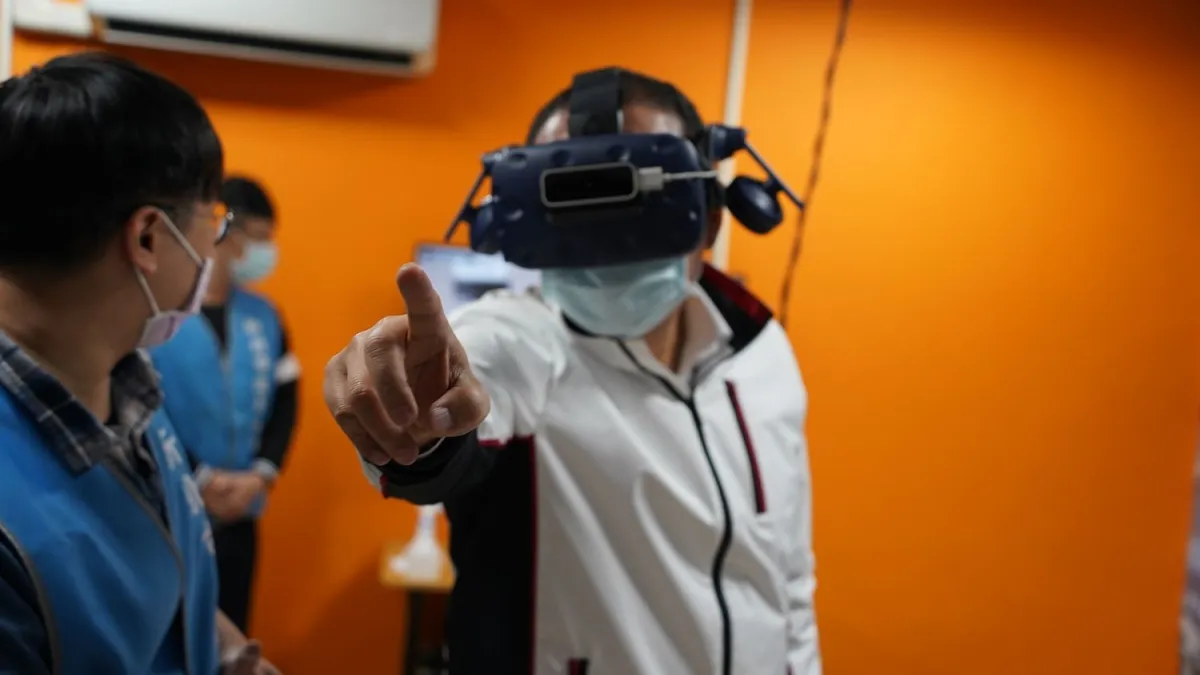 新北市長侯友宜透過全罩式頭盔及3D軟體了解各項抽水站機組操作程序。(圖/新北市水利局提供)