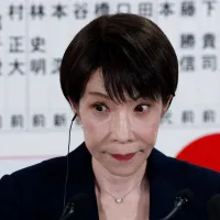 2026年2月8日、自民党本部で当選者にバラをつける高市早苗首相兼自民党総裁。(写真/AP通信提供) 2026年2月8日、自民党本部で当選者にバラをつける高市早苗首相兼自民党総裁。(写真/AP通信提供)