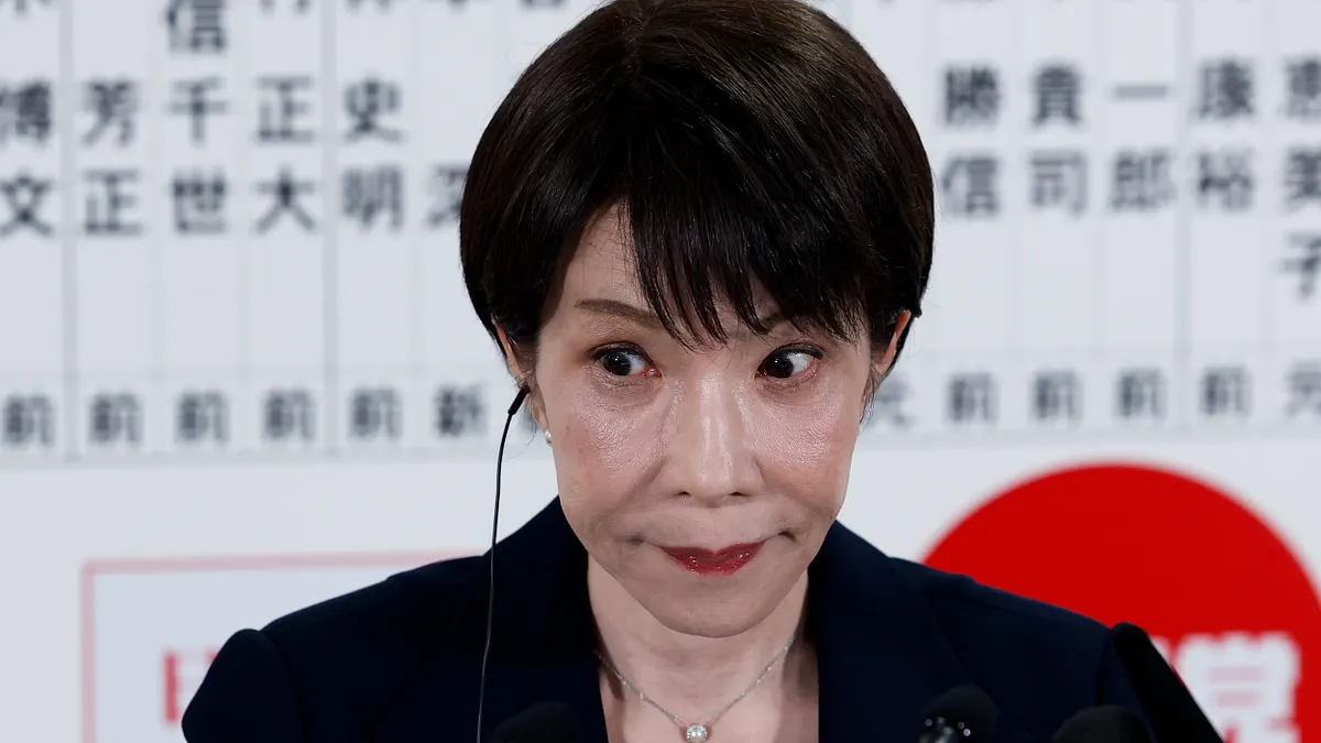 2026年2月8日,日本首相兼自民黨總裁高市早苗在黨總部為勝選者貼花。(美聯社)