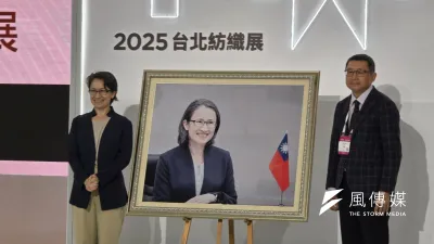紡拓會理事長郭紹儀(右)致贈畫像給副總統蕭美琴(左)。(魏鑫陽攝)