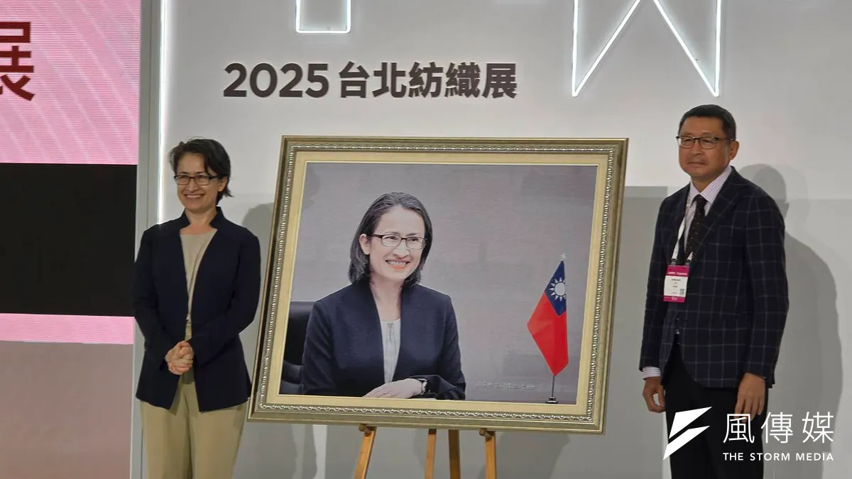 紡拓會理事長郭紹儀(右)致贈畫像給副總統蕭美琴(左)。(魏鑫陽攝) 紡拓會理事長郭紹儀(右)致贈畫像給副總統蕭美琴(左)。(魏鑫陽攝)