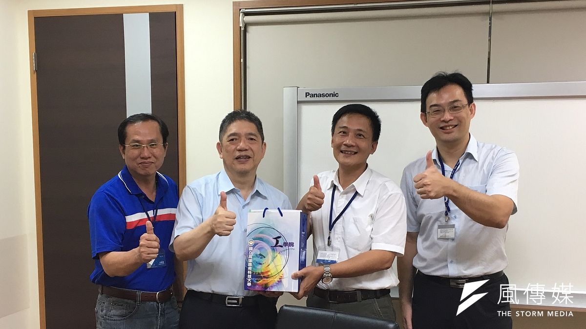 國立高雄科技大學為培育五專菁英人才,邀請東台集團董事長嚴瑞雄(左二)擔任模具工程科之企業導師。(圖/徐炳文攝) 國立高雄科技大學為培育五專菁英人才,邀請東台集團董事長嚴瑞雄(左二)擔任模具工程科之企業導師。(圖/徐炳文攝)