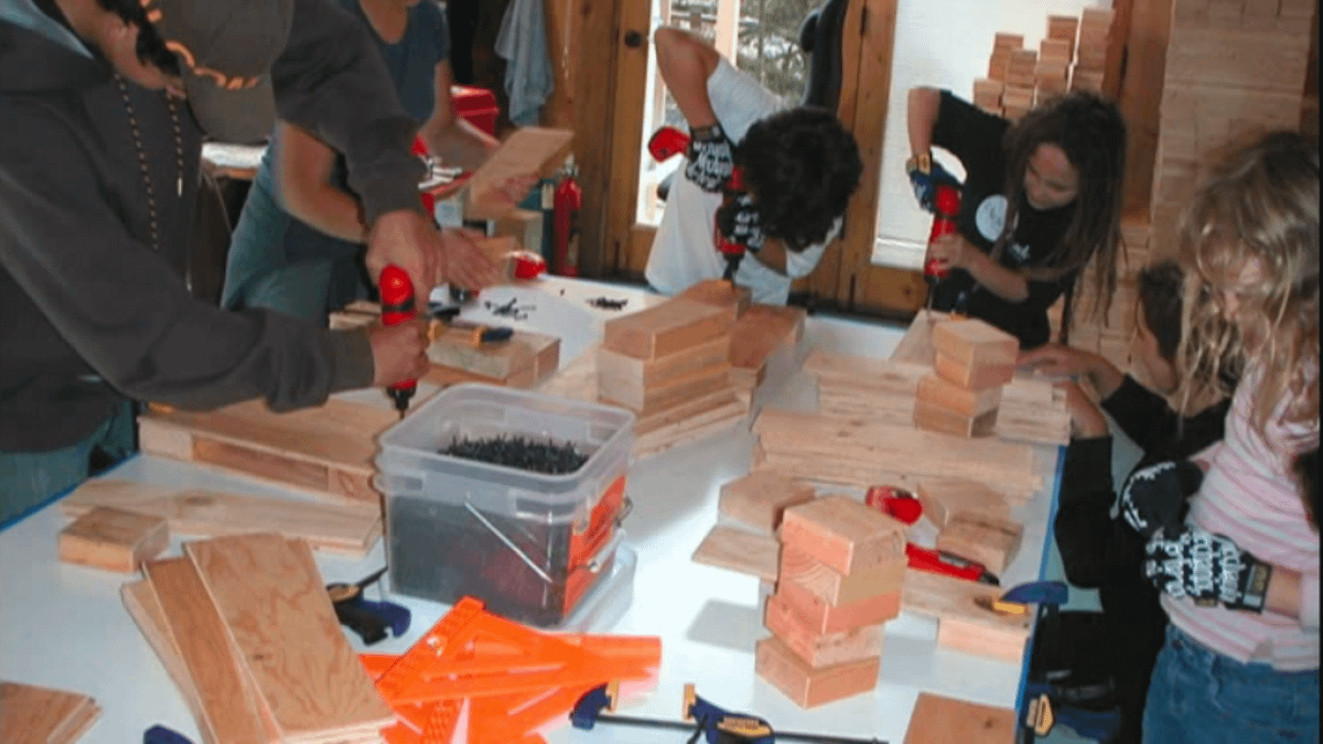 小朋友該做的5件危險事之一:拆解設備!(截自youtube) 小朋友該做的5件危險事之一:拆解設備!(截自youtube)