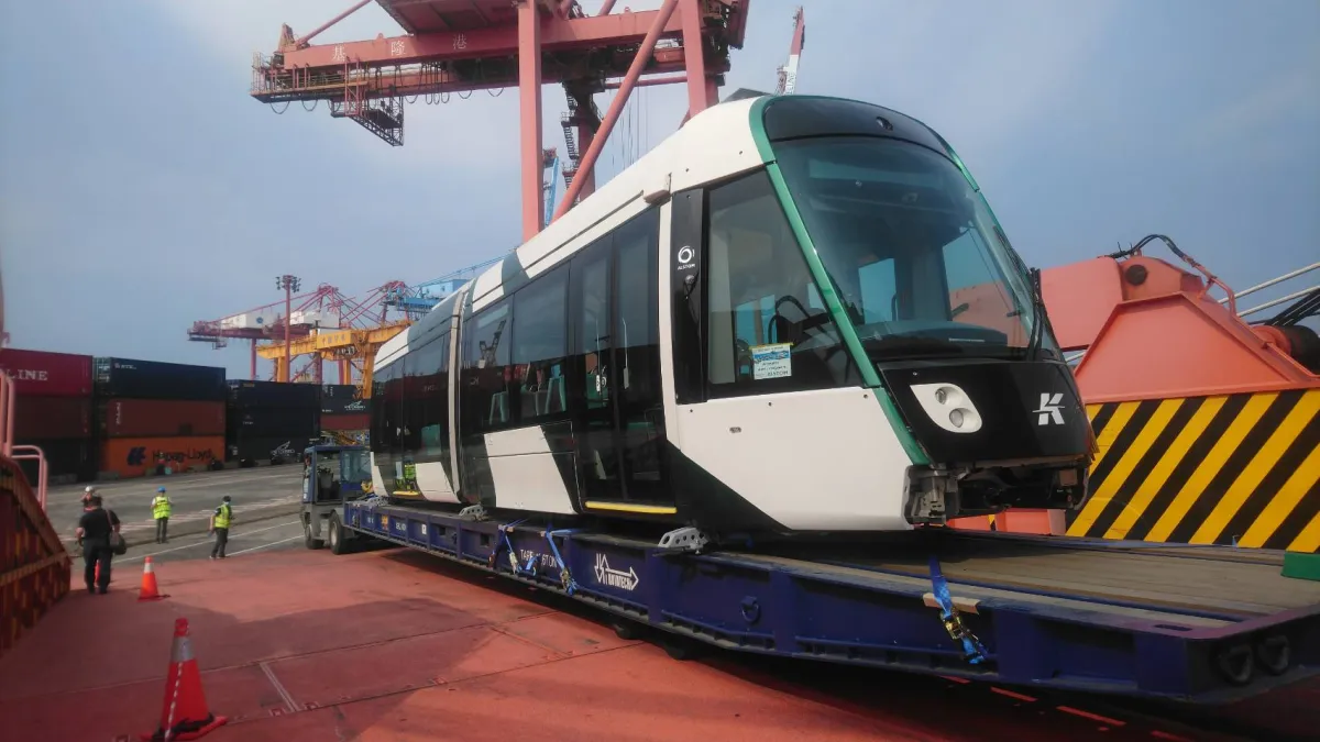 高雄輕軌第二階段工程統包商中鋼公司向法商採購之車輛經海運抵台,代表著第二階段輕軌建設即將邁向一個新的里程碑。 (圖/中鋼公司)