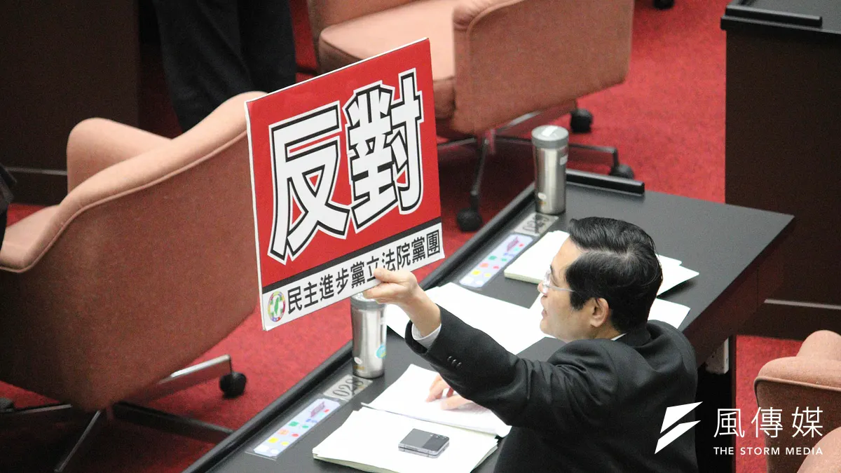 立法院會12日排審民進黨團提案自本月20日起停開院會及委員會,在野黨團提出修正動議要求繼續開會,民進黨團投下反對票。(鍾秉哲攝)