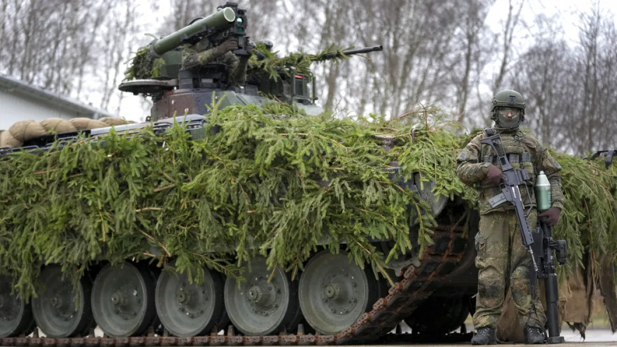 2023年1月12日,德國國防軍士兵公開展示「貂鼠式」(Marder)裝甲運兵車。德國政府表示,柏林計劃在今年第一季對烏克蘭提供大約40輛貂鼠。(美聯社)