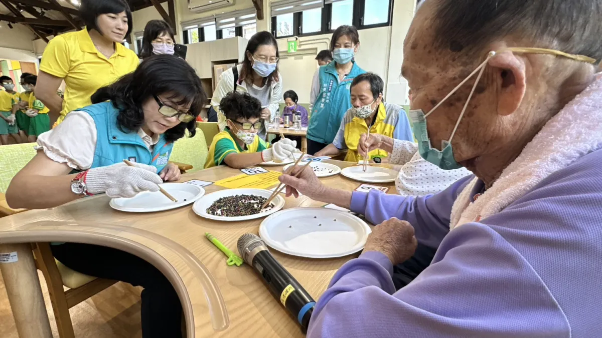 嘉義縣「長照向下扎根計畫」將長照觀念帶入校園,打造一個世代共融的長照友善社會。(圖/嘉義縣政府衛生局提供)