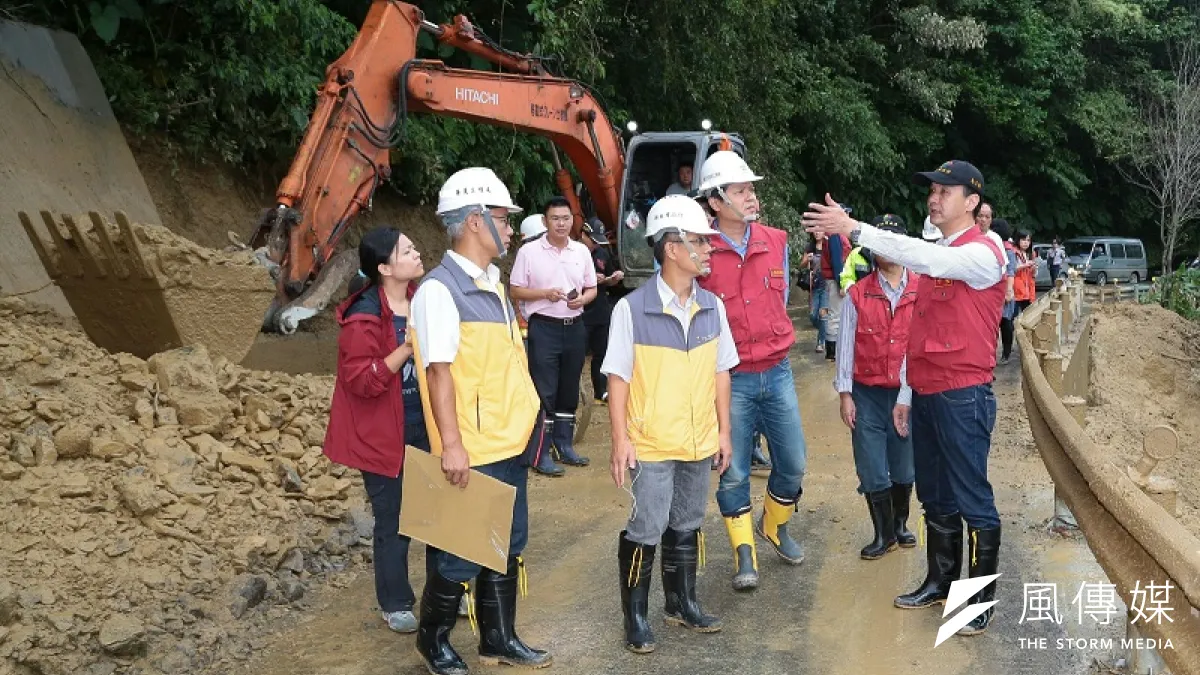 新北市長朱立倫在梅姬颱風過境後,到烏來勘災。(顏麟宇攝)