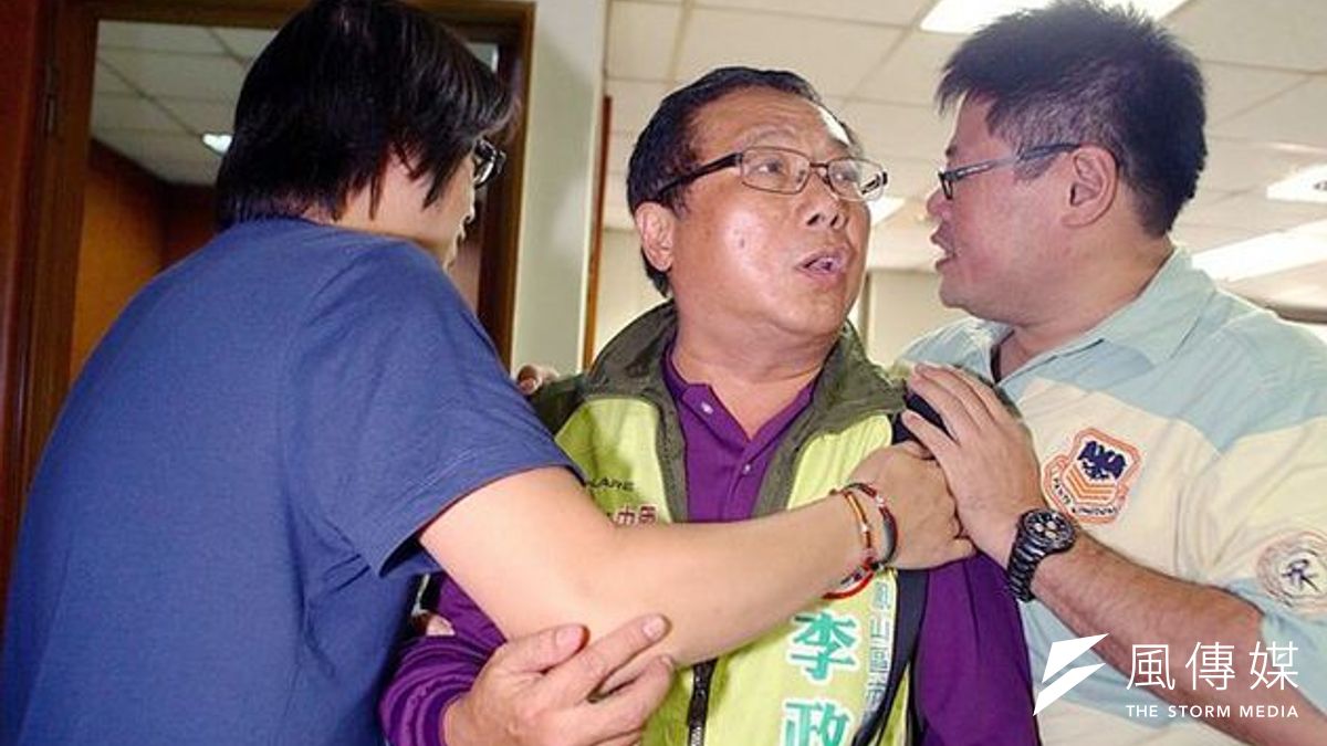 高雄市議員候選人李政憲開車闖進高雄市政府遭到聲押。(高雄市消防局提供) 高雄市議員候選人李政憲開車闖進高雄市政府遭到聲押。(高雄市消防局提供)