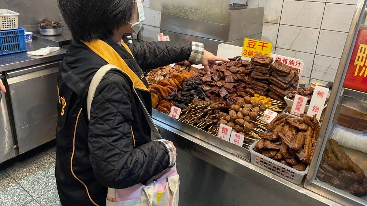 北市政府法務局消保官無預警抽稽查士林夜市店家,要求店家改善價格揭露疑慮。(圖/臺北市政府法務局提供) 北市政府法務局消保官無預警抽稽查士林夜市店家,要求店家改善價格揭露疑慮。(圖/臺北市政府法務局提供)
