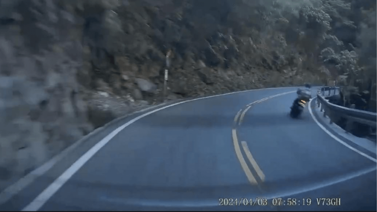 行車紀錄器中一台黃牌重機與車主擦身而過,讓許多網友擔憂該名騎士的安全。(圖/翻攝自臉書) 行車紀錄器中一台黃牌重機與車主擦身而過,讓許多網友擔憂該名騎士的安全。(圖/翻攝自臉書)