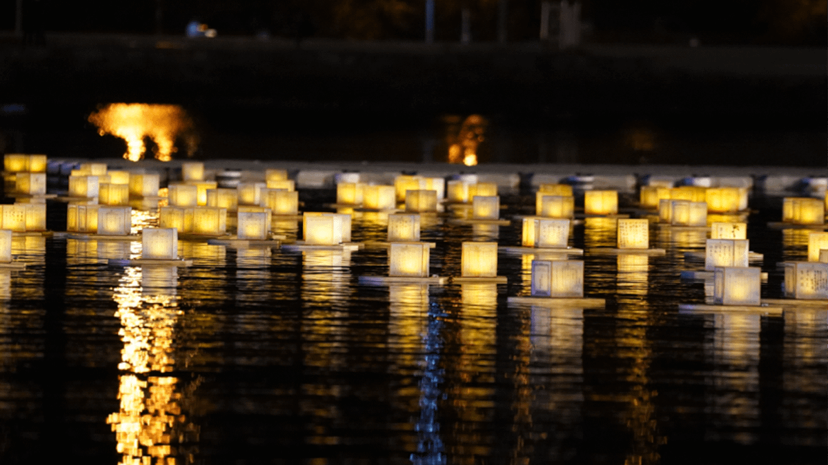 點點燈火倒映在水面上,金黃照亮了淡水河的夜。(圖/風傳媒攝) 點點燈火倒映在水面上,金黃照亮了淡水河的夜。(圖/風傳媒攝)