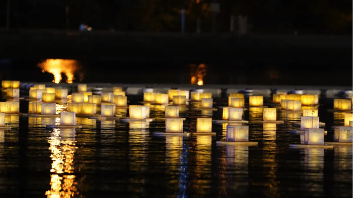 點點燈火倒映在水面上,金黃照亮了淡水河的夜。(圖/風傳媒攝)