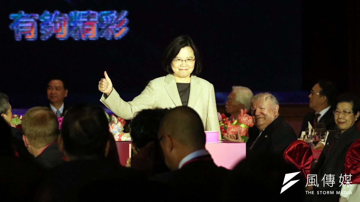 總統蔡英文出席「107年外交部新春聯歡晚會」,蔡總統並在會中比出大拇指,向與會來賓致意。(蘇仲泓攝) 總統蔡英文出席「107年外交部新春聯歡晚會」,蔡總統並在會中比出大拇指,向與會來賓致意。(蘇仲泓攝)