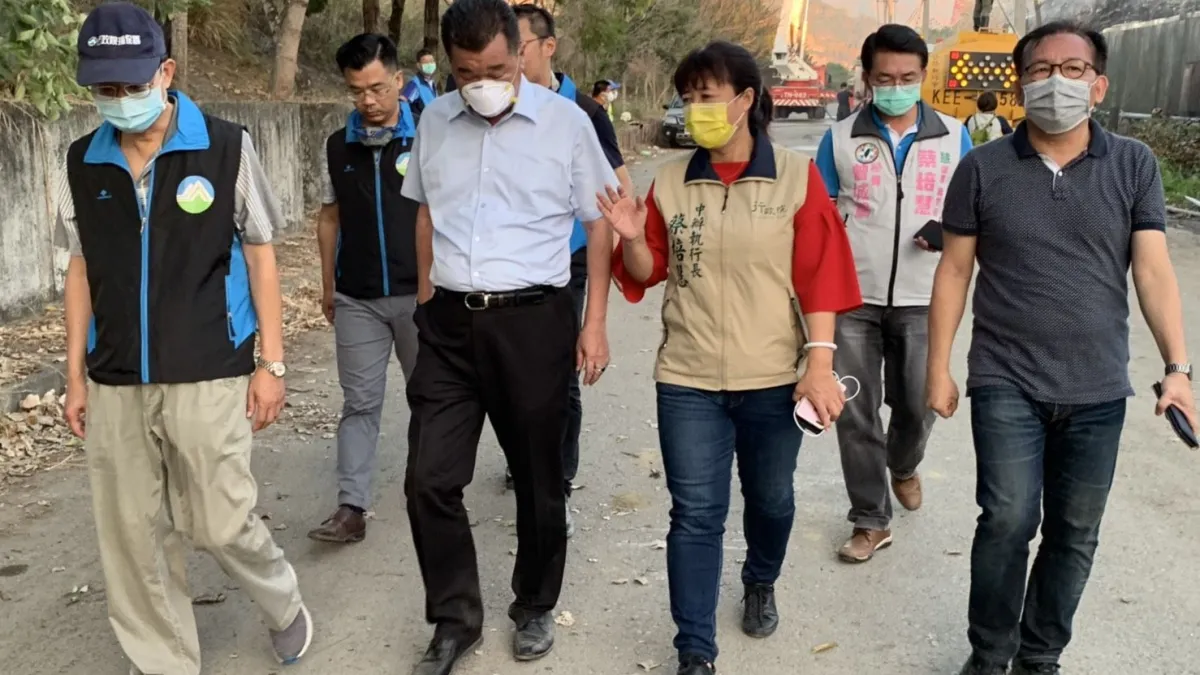 行政院中辦執行長蔡培慧22日兩度到草屯了解垃圾山火勢處理狀況。(圖/行政院中部辦公室)