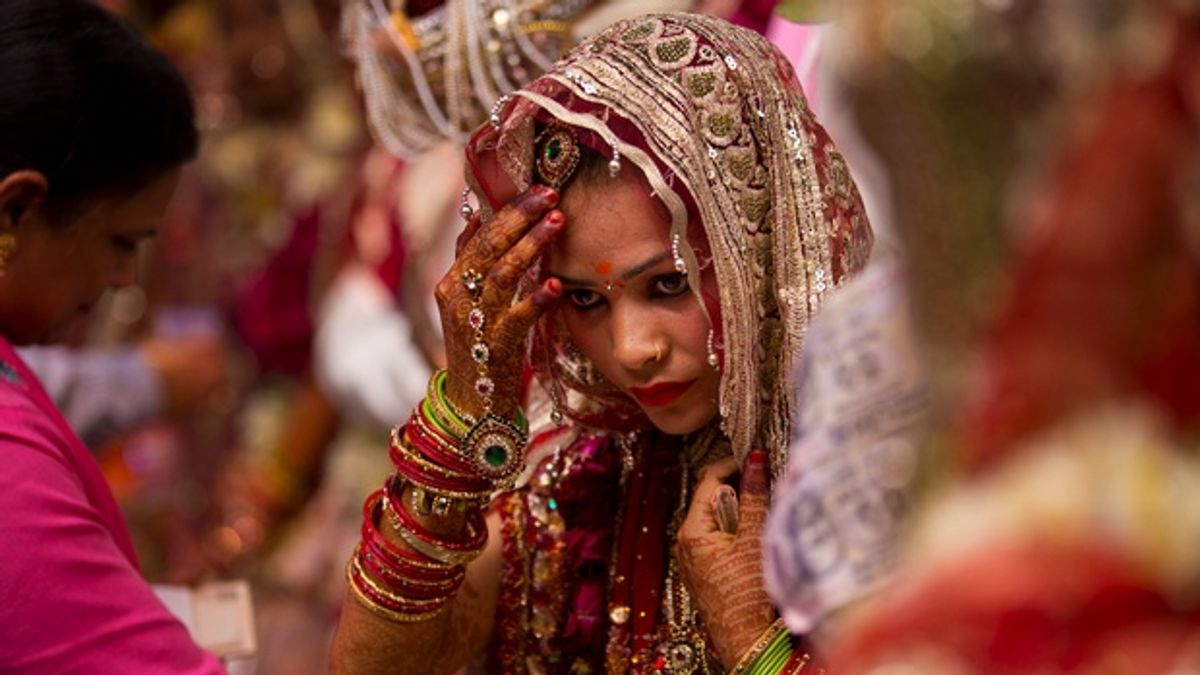 印度婚禮流行「鳴槍助興」的習俗,但稍有不慎,卻會讓喜慶變成悲劇收場。 印度婚禮流行「鳴槍助興」的習俗,但稍有不慎,卻會讓喜慶變成悲劇收場。