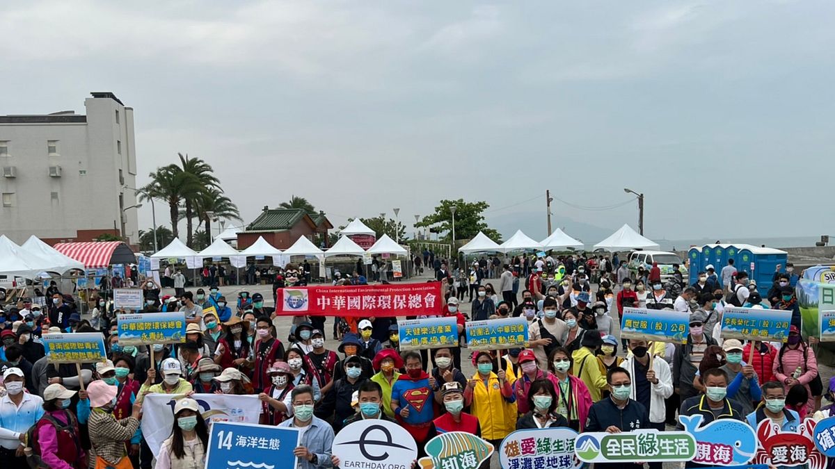 高市府環保局在梓官區蚵仔寮海邊沙灘一共五處地點號召民眾淨灘,此次一共約有600人參與。(圖/高雄市環保局提供) 高市府環保局在梓官區蚵仔寮海邊沙灘一共五處地點號召民眾淨灘,此次一共約有600人參與。(圖/高雄市環保局提供)