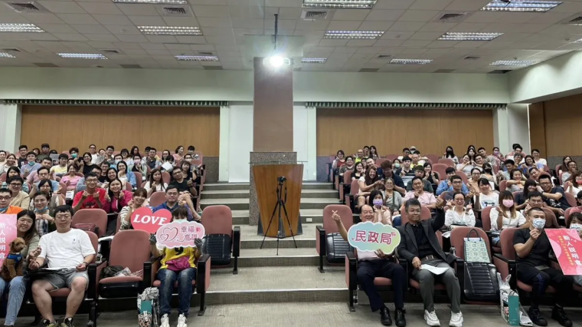 80對準新人齊聚ㄧ堂,會中安排結婚登記說明及幸福婚姻經營多元講座等。(圖/高市民政局提供)