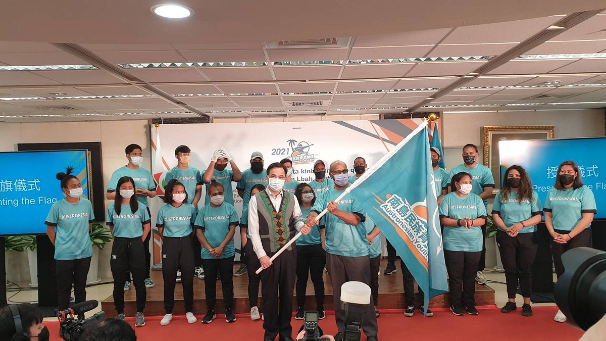 原民會主委夷將‧拔路兒於南島民族傳統競技交流典禮上將隊旗授予團長康德銘代表(圖/原住民族委員會提供) 原民會主委夷將‧拔路兒於南島民族傳統競技交流典禮上將隊旗授予團長康德銘代表(圖/原住民族委員會提供)