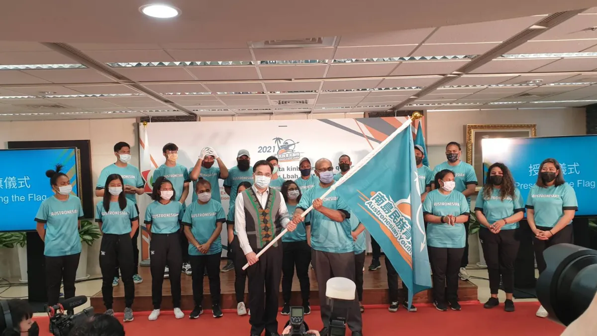 原民會主委夷將‧拔路兒於南島民族傳統競技交流典禮上將隊旗授予團長康德銘代表(圖/原住民族委員會提供)
