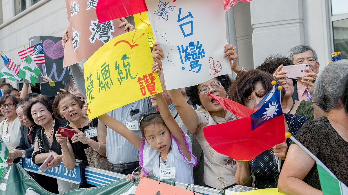 總統蔡英文出訪「同慶之旅」結束,即發生台薩斷交之事。圖為蔡英文過境美國休士頓,僑胞熱烈歡迎。(取自總統府) 總統蔡英文出訪「同慶之旅」結束,即發生台薩斷交之事。圖為蔡英文過境美國休士頓,僑胞熱烈歡迎。(取自總統府)