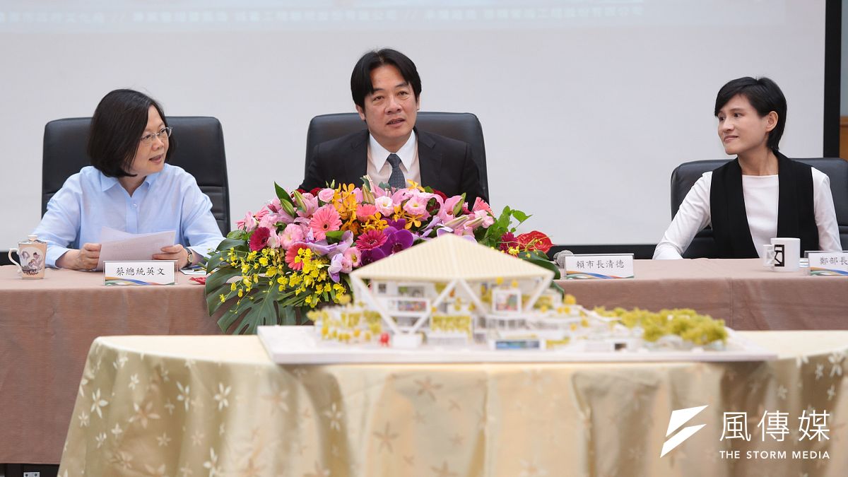 台南市長賴清德7日接受廣播媒體訪問,圖為總統蔡英文、台南市長賴清德、文化部長鄭麗君9日至國立台灣文學館,聽取「臺南市美術館建設計畫」簡報。(資料照片,顏麟宇攝) 台南市長賴清德7日接受廣播媒體訪問,圖為總統蔡英文、台南市長賴清德、文化部長鄭麗君9日至國立台灣文學館,聽取「臺南市美術館建設計畫」簡報。(資料照片,顏麟宇攝)