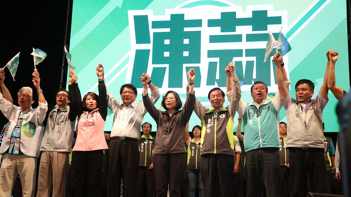 作者指出,總統蔡英文執政才過兩年半左右,就已惹得全國天怒人怨,也使得綠營在各地縣市長選舉選情都告急。(資料照,民進黨提供) 作者指出,總統蔡英文執政才過兩年半左右,就已惹得全國天怒人怨,也使得綠營在各地縣市長選舉選情都告急。(資料照,民進黨提供)