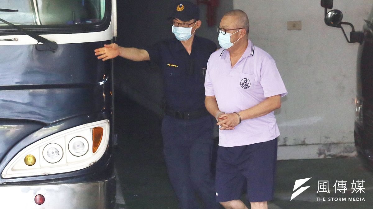 蘇震清(右)抬出「叔叔牌」,海撈2000萬元。(柯承惠攝) 蘇震清(右)抬出「叔叔牌」,海撈2000萬元。(柯承惠攝)