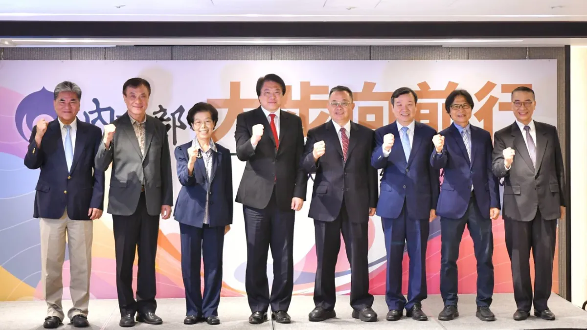 內政部歷經25年將完成組織改造,部長林右昌(左4)18日在台北喜來登大飯店舉辦感恩餐會,前任部長張博雅(左3)、余政憲(右4)、蘇嘉全(左2)、李逸洋(右3)、李鴻源(左1)、葉俊榮(右2)及徐國勇(右1)受邀出席,並一同合影。(內政部提供)