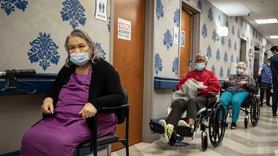 2022年1月,紐約市哈萊姆區的哈萊姆護理與康復中心的居民排隊等待接種新冠病毒加強針。(美聯社)