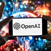 2023年12月8日。ChatGPTのDall-Eモデルが生成したイメージの前に、スマートフォンの画面にはOpenAIのアイコンが表示されている。(写真/AP通信提供) 2023年12月8日。ChatGPTのDall-Eモデルが生成したイメージの前に、スマートフォンの画面にはOpenAIのアイコンが表示されている。(写真/AP通信提供)
