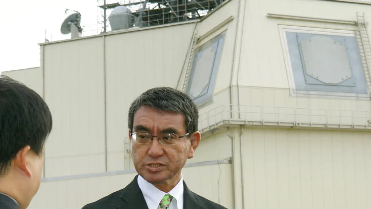 防衛大臣河野太郎表示,日本政府決定中止裝設陸基神盾系統。(美聯社)
