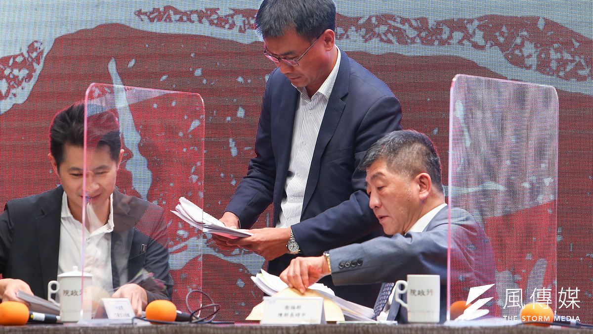 農委會主委陳吉仲(中)、衛福部長陳時中(右)針對開放美豬、美牛議題說明。(顏麟宇攝) 農委會主委陳吉仲(中)、衛福部長陳時中(右)針對開放美豬、美牛議題說明。(顏麟宇攝)