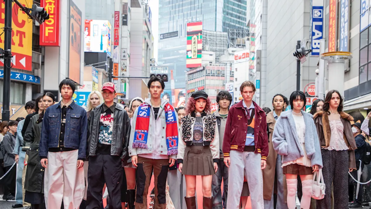 「渋谷ファッションウィーク2025秋」が19日に開催され、日韓ブランドによるランウェイ『SHIBUYA RUNWAY-SEOUL MIX-』で渋谷とソウルの次世代ストリートファッションが融合した。(写真/渋谷ファッションウィーク 2025 秋 PR事務局提供) 「渋谷ファッションウィーク2025秋」が19日に開催され、日韓ブランドによるランウェイ『SHIBUYA RUNWAY-SEOUL MIX-』で渋谷とソウルの次世代ストリートファッションが融合した。(写真/渋谷ファッションウィーク 2025 秋 PR事務局提供)