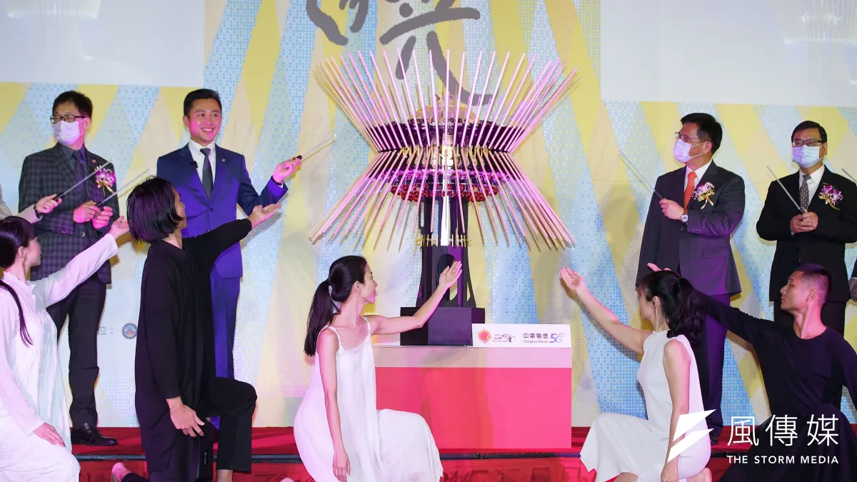 交通部觀光局7日舉行2021台灣燈會主燈記者會,新竹市長林智堅(左二)、交通部長林佳龍(右二)點亮主燈「乘風逐光」。(盧逸峰攝)