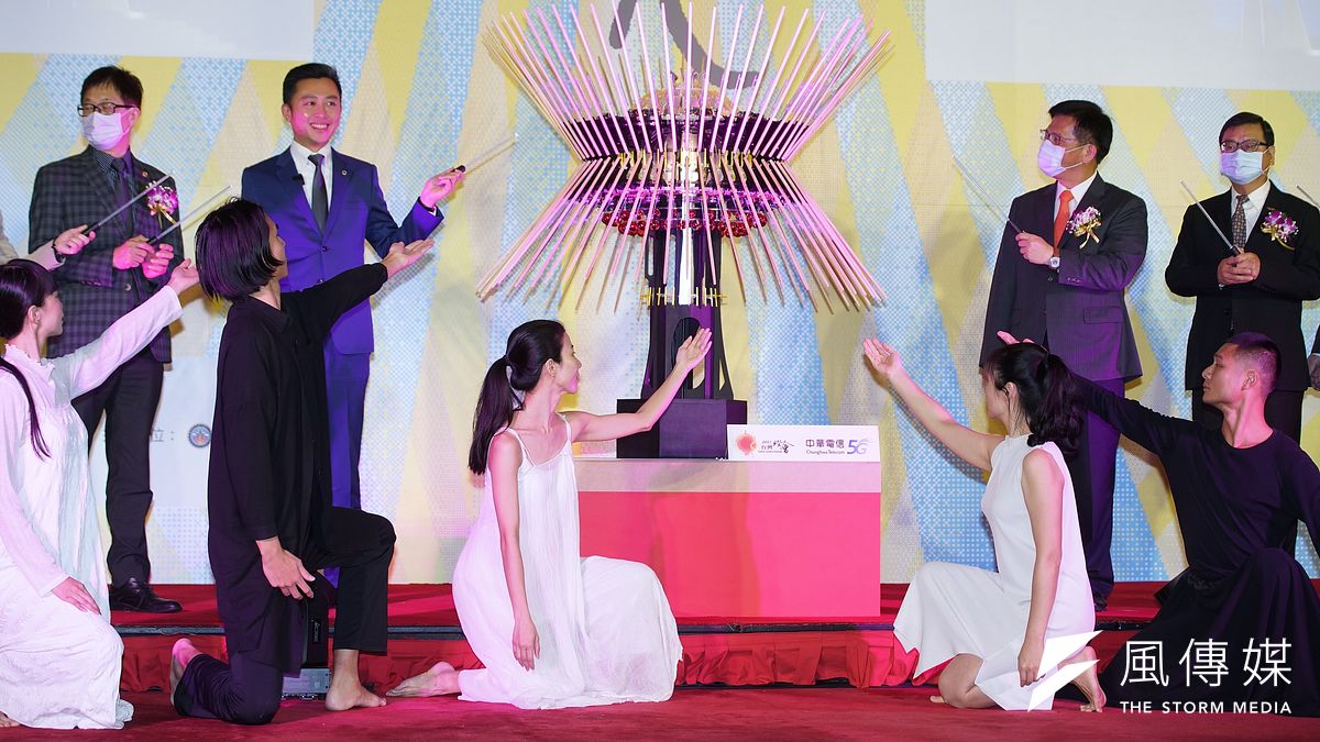 交通部觀光局7日舉行2021台灣燈會主燈記者會,新竹市長林智堅(左二)、交通部長林佳龍(右二)點亮主燈「乘風逐光」。(盧逸峰攝) 交通部觀光局7日舉行2021台灣燈會主燈記者會,新竹市長林智堅(左二)、交通部長林佳龍(右二)點亮主燈「乘風逐光」。(盧逸峰攝)