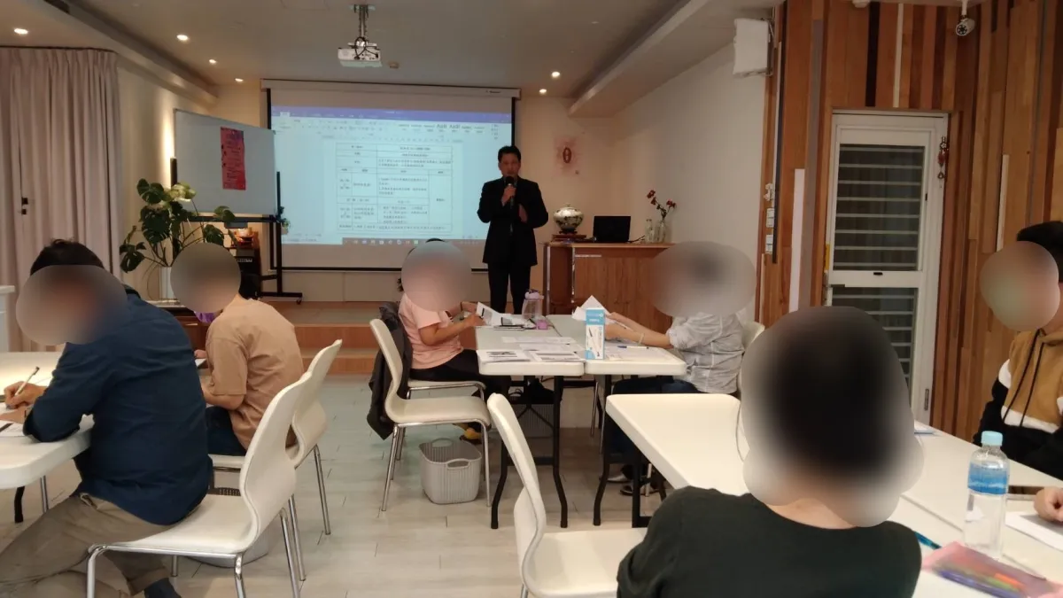 台中市府勞工局推出「家庭暴力被害人就業促進計畫」,由就服員提供一對一專人諮詢與陪同面試等服務-老師教授履歷表撰寫技巧。(圖/台中市政府)