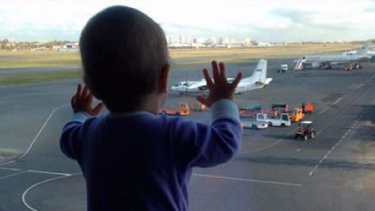 年紀最小的罹難者格羅莫夫(Darina Gromova)在登機前看著停機坪上的飛機(取自推特) 年紀最小的罹難者格羅莫夫(Darina Gromova)在登機前看著停機坪上的飛機(取自推特)